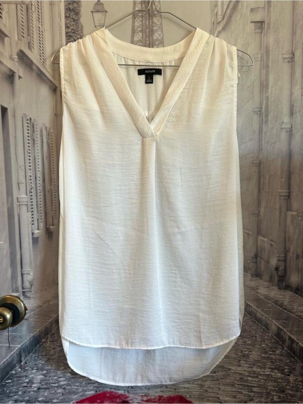 Alfani Women's White Sleeveless V-Neck Blouse